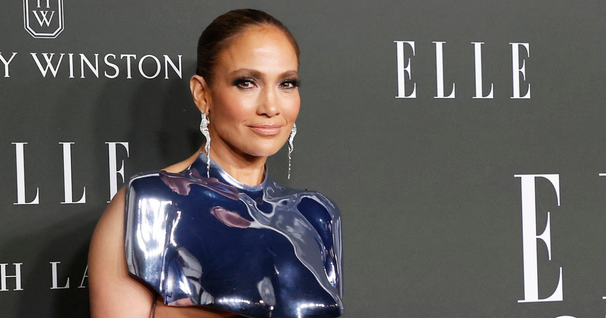J.Lo prošetala crvenim tepihom u odvažnom izdanju, skoro je pokazala previše