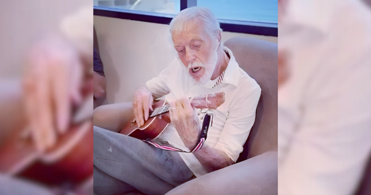 VIDEO Slavni glumac (97) ima novi hobi, uči svirati ukulele: "Nikad nije kasno"