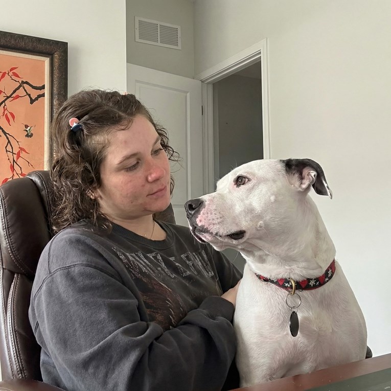 Vlasnica kupila veću stolicu za sebe i svog psa, snimka je hit