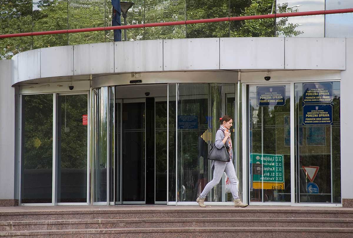 Bez posla 8000, na minimalcu 300.000 radnika