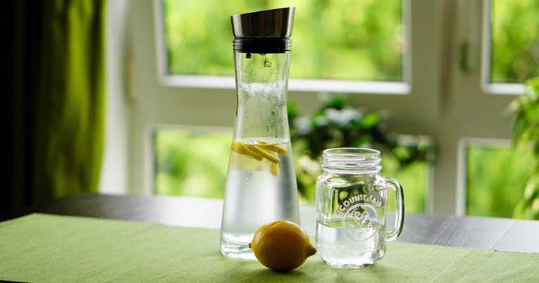 Može li ispijanje vode s limunom pomoći u mršavljenju?