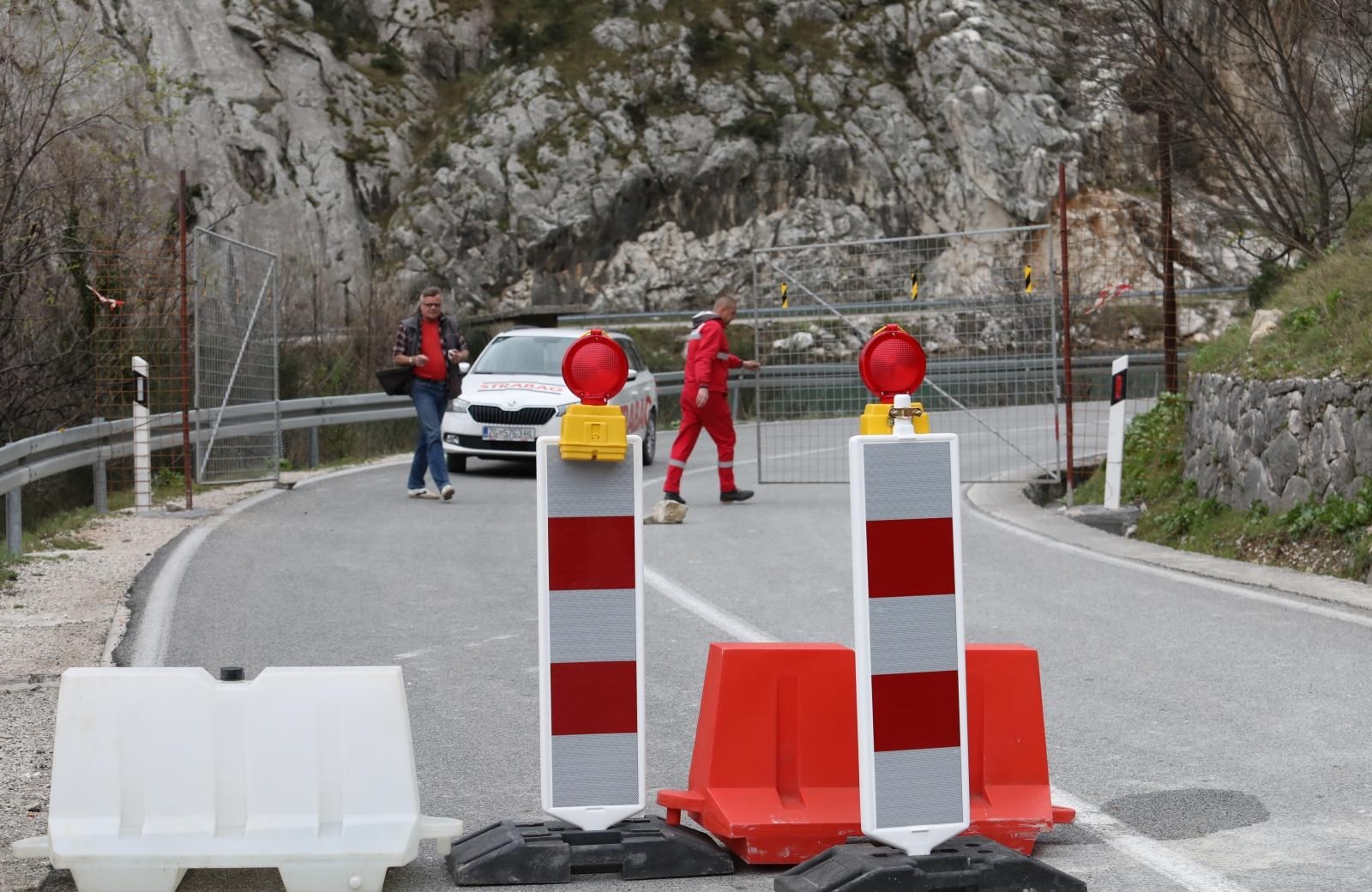 HAK upozorava vozače na vlažne i skliske kolnike, maglu i probleme na cestama