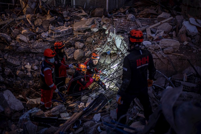 Spasioci u ruševinama u Turskoj pronašli neočekivanu torbu. Predali su je policiji