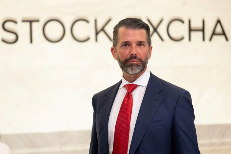 Zašto se Trumpov sin pojavio u maloj britanskoj enklavi tražeći novac?