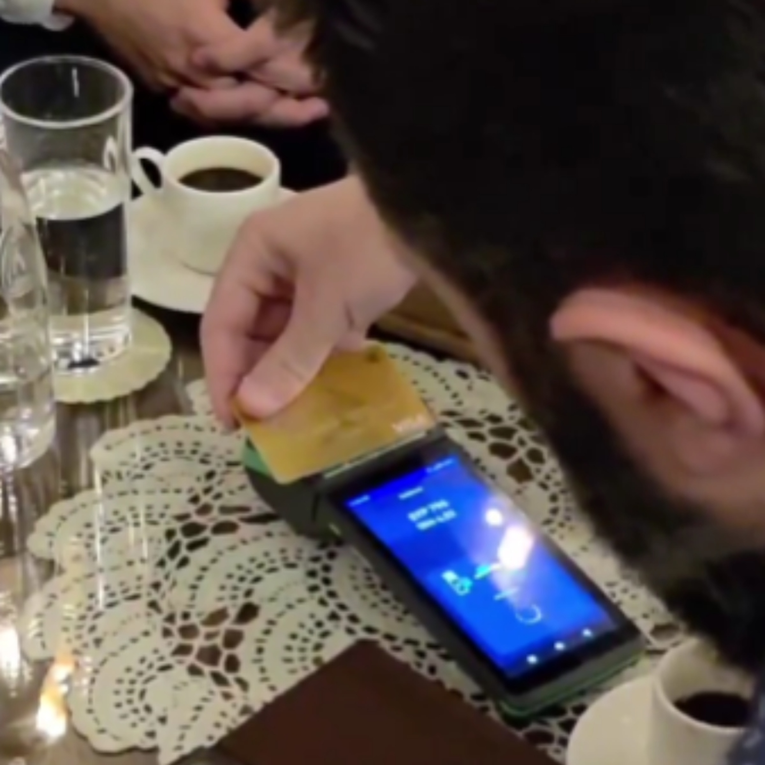 VIDEO Sirija se vraća u svjetski financijski sustav. Predsjednik platio kavu karticom