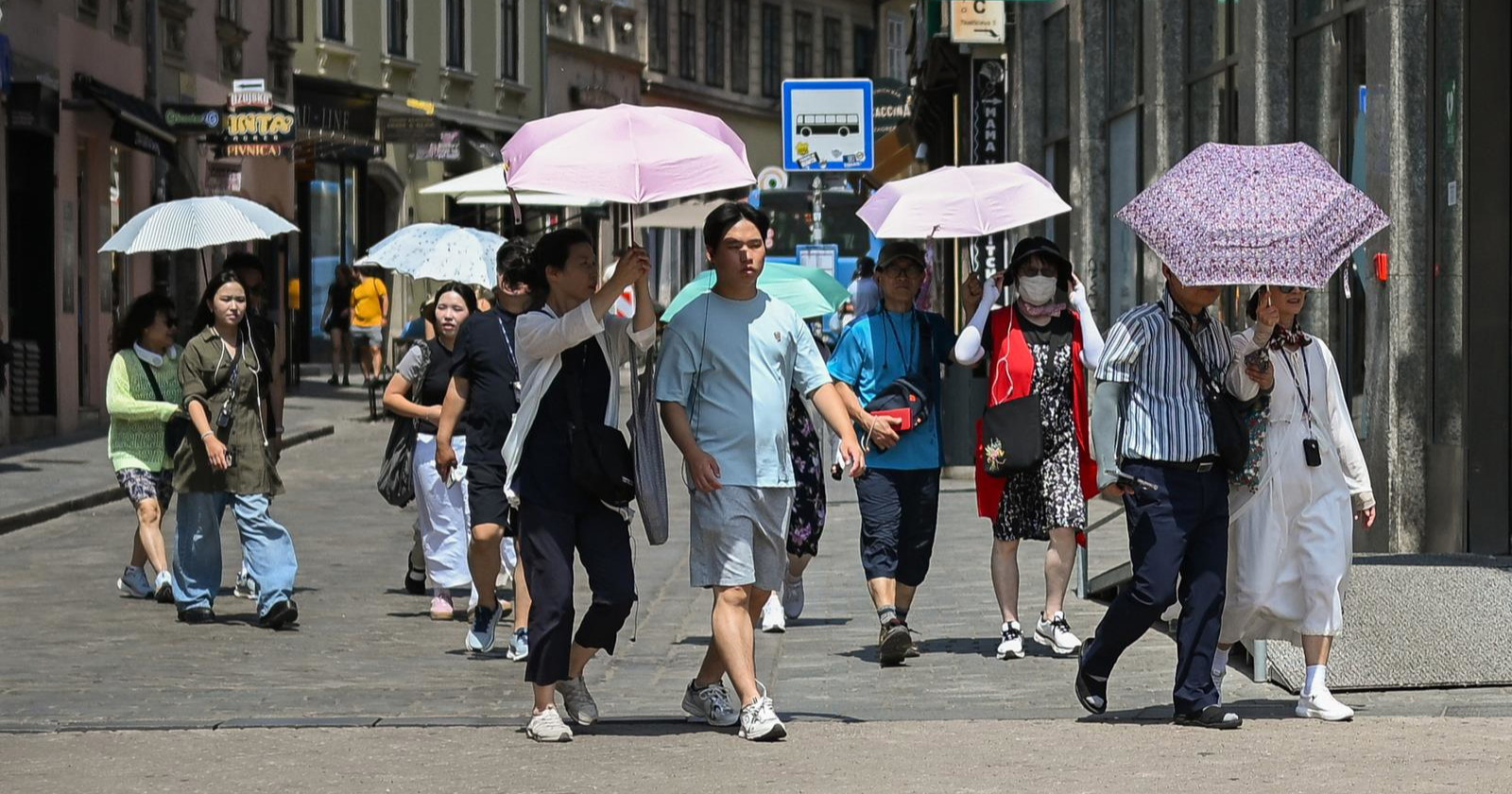 FOTO Turisti se u Zagrebu od sunca štite kišobranima, a Zrinjevac je potpuno prazan