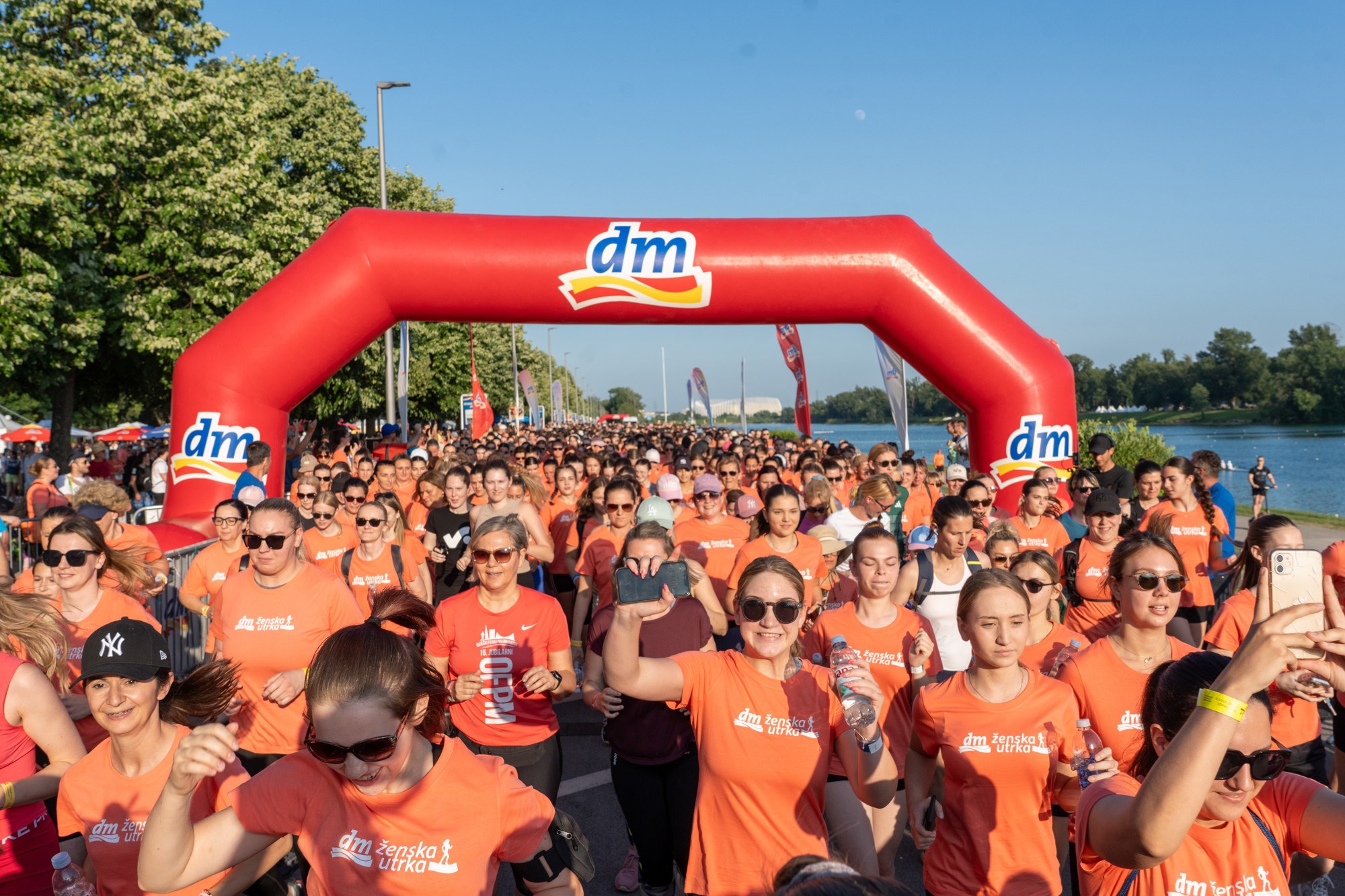 dm donirao higijenske uloške za korisnice 32 učenička doma