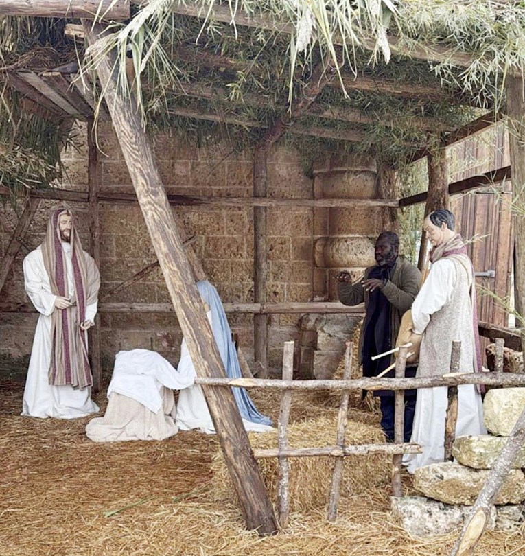 FOTO Odbjegli migrant se sakrio u božićne jaslice u Italiji, odao ga jedan pokret