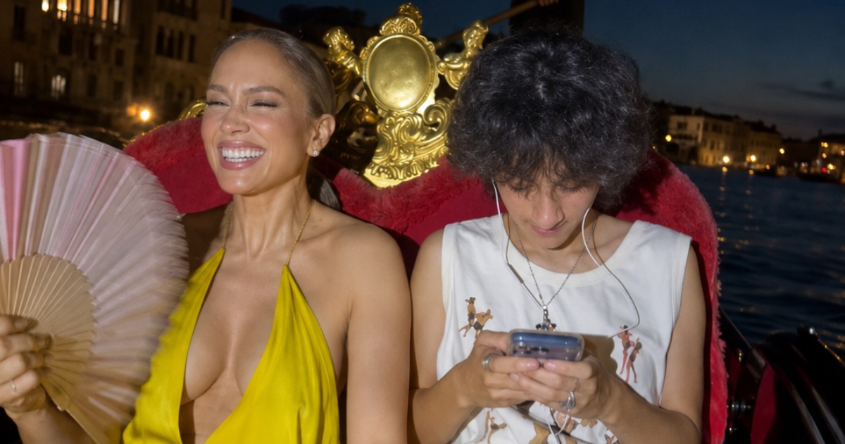 Fotke Jennifer Lopez mnogi kritiziraju jer joj djeca stalno vise na mobitelima