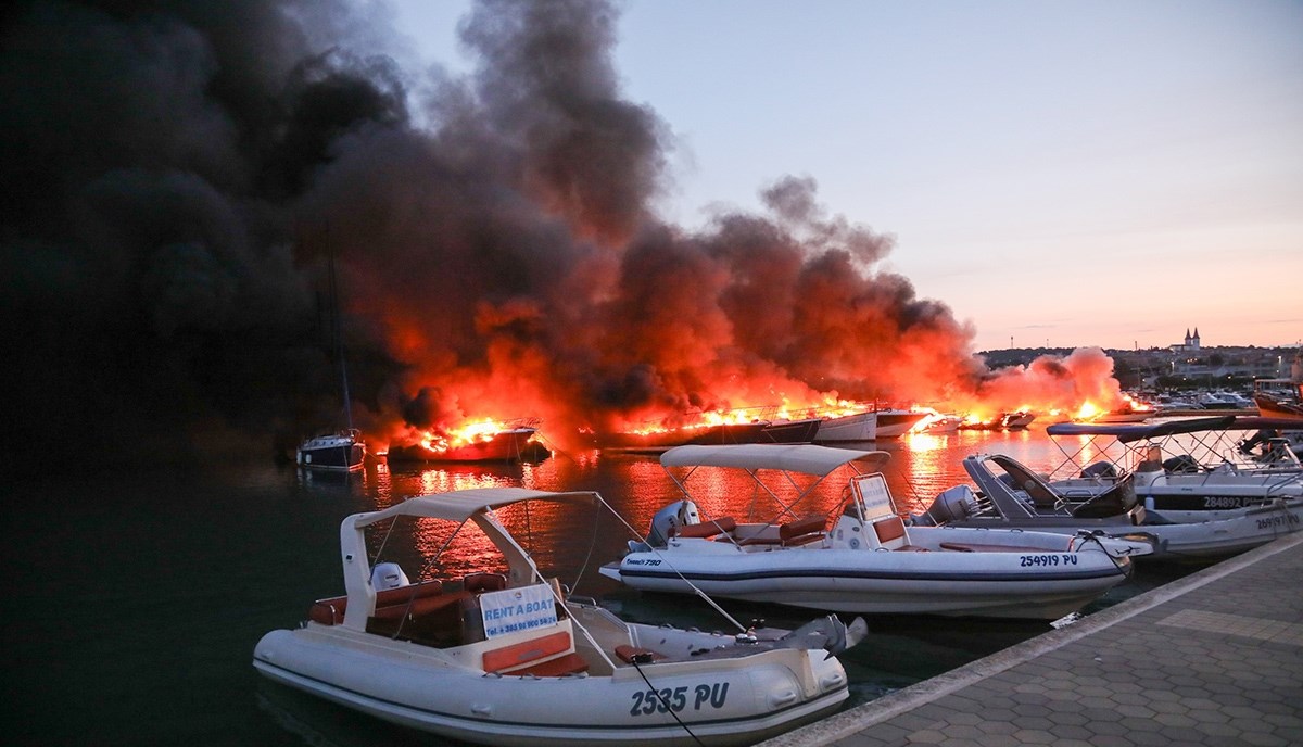 Požar u Medulinu pod kontrolom, izgorjelo 20-ak brodica. Ljudi skakali u more