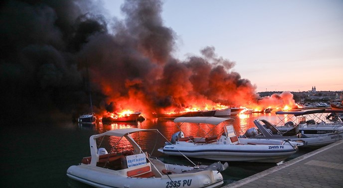 Požar u Medulinu, gori 20-ak brodica. Čule se eksplozije, ljudi skakali u more