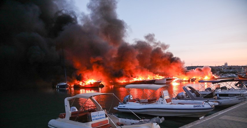 Prije očevida požara u medulinskoj marini izvlače se dvije brodice