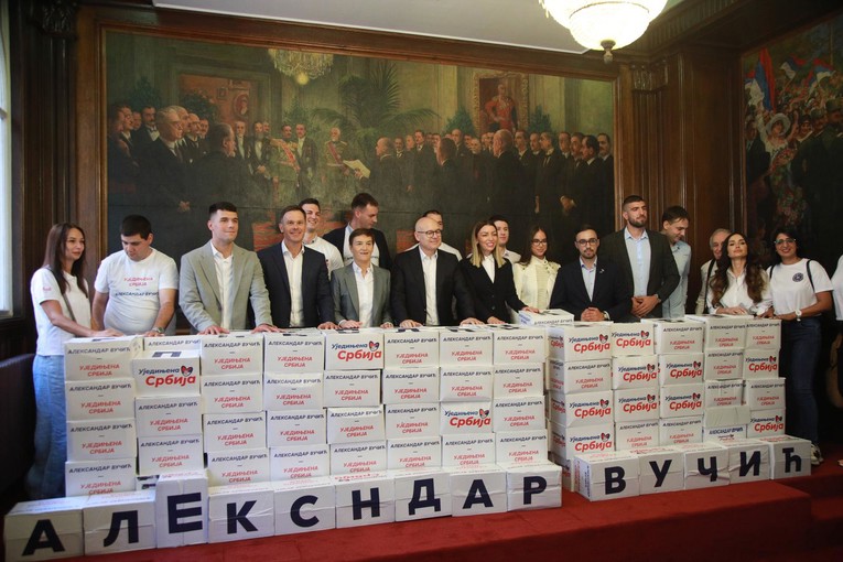 FOTO Članovi SNS-a pozirali ispred natpisa "Aleksndar Vučić"