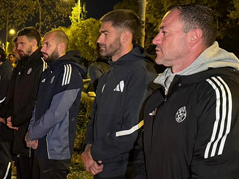 VIDEO Igrači Hajduka upalili svijeće za žrtve Vukovara. Torcida poziva na mimohod