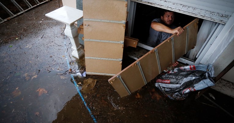 Pet osoba preminulo u poplavama na grčkom otoku Eviju, među njima i dijete