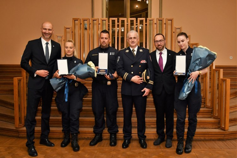 Policajcima koji su porodili Zagrepčanku uručena medalja Grada