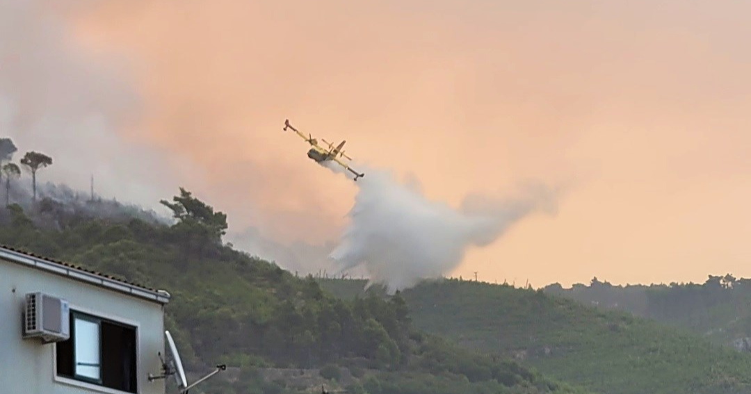 VIDEO Pogledajte kako kanaderi spašavaju Tučepe. Izgorjela su četiri auta