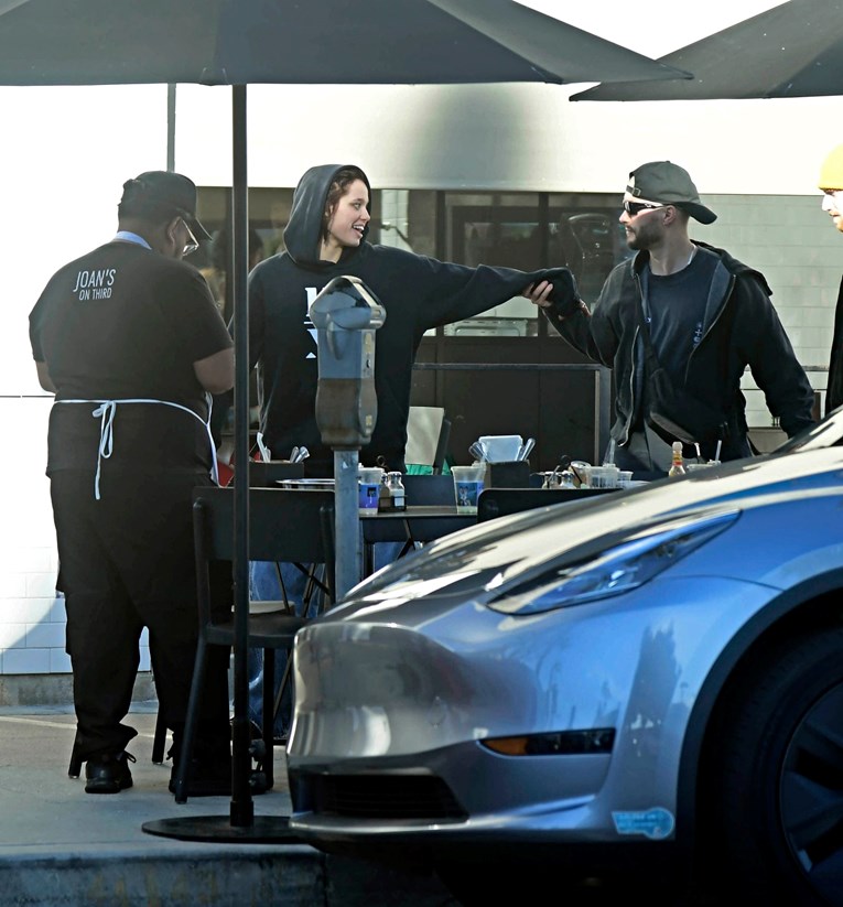 Shiloh Jolie snimljena u izlasku u Los Angelesu s nepoznatim mladićem