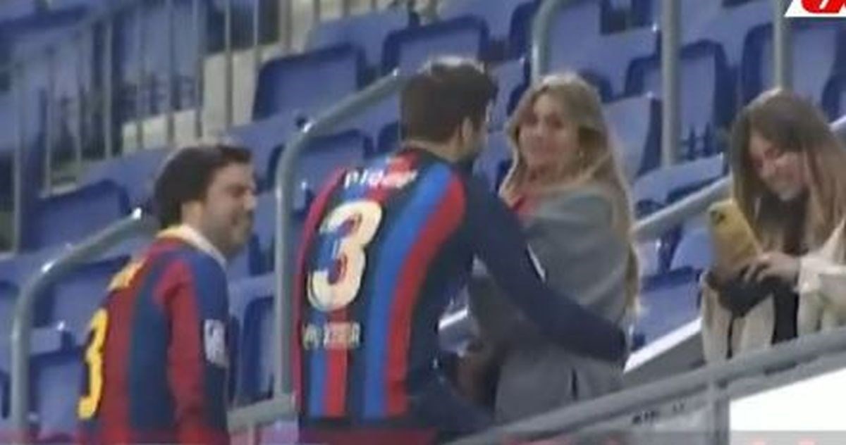 VIDEO Gerard Pique na tribinama razmjenjivao nježnosti s 23-godišnjom djevojkom