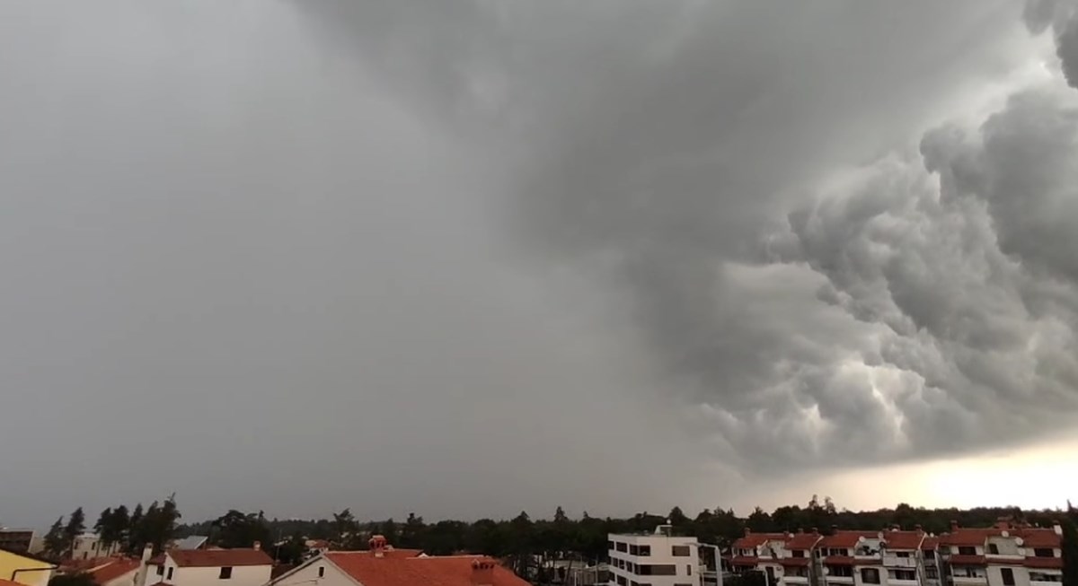 Poplave u Istri, u Puli se podiglo more, palo 100 mm kiše, zabilježeno 10.000 munja