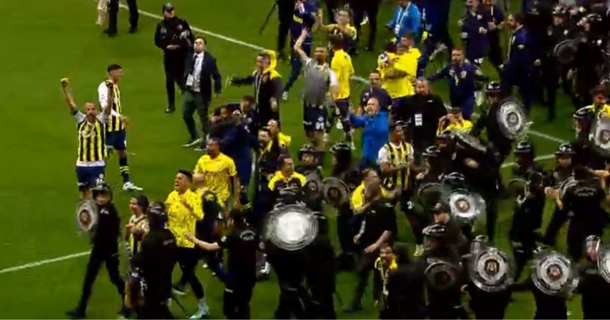 VIDEO Policija štitila Livakovića i Fenerove igrače nakon pobjede kod Galatasaraya