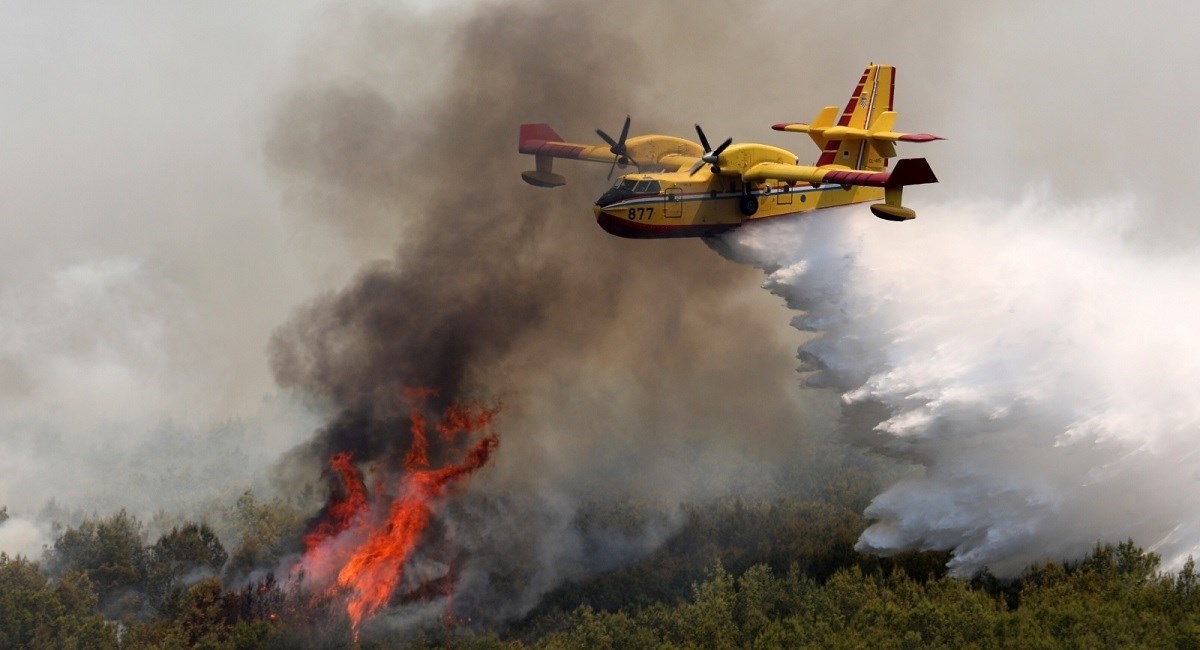 Požar na području Vrpolja, gase ga 43 vatrogasca i dva kanadera