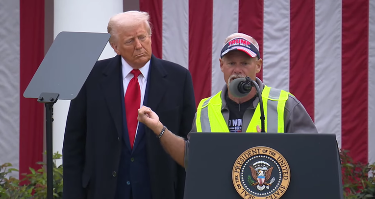 Trump pozvao radnika u autoindustriji da izađe na pozornicu i obrati se