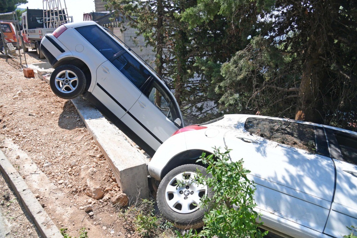 FOTO Dva automobila sletjela s magistrale iznad Dubrovnika