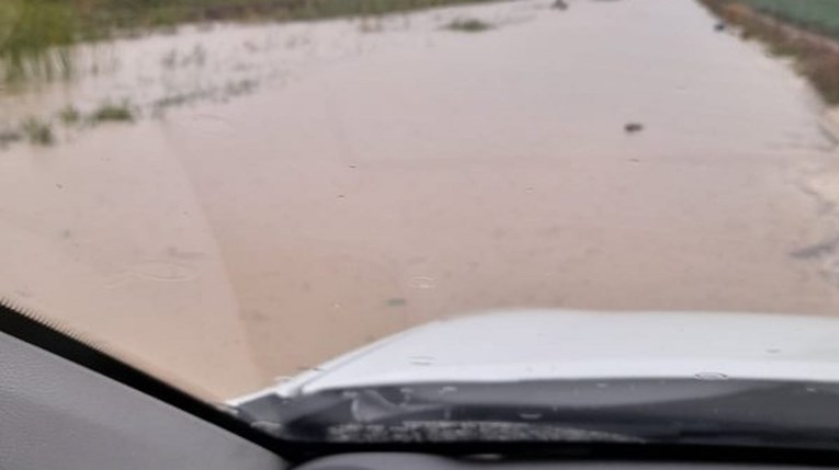 Ogromne količine kiše pale na dijelovima Jadrana, poplavile ceste, bura i do 190 km/h