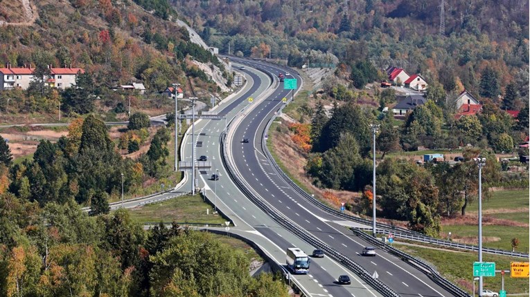 Srna na A6, HAK pozvao vozače na oprez