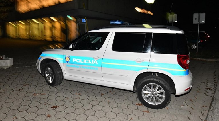 Prijetio smrću djevojkama u Istri pa jednoj stolicom razbijao auto