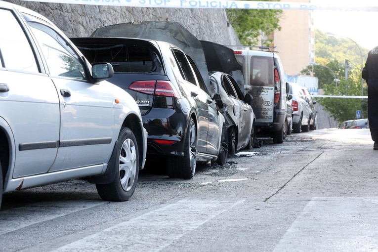 U Rijeci zapalio automobil, požar se proširio na susjedno dvorište