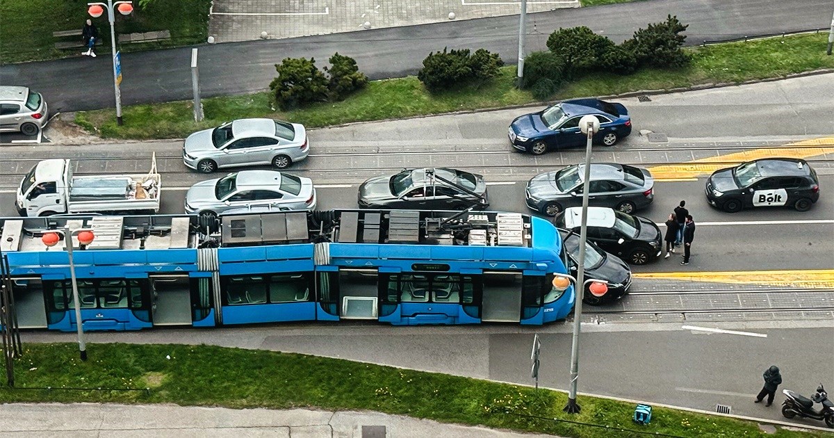FOTO Sudarili se tramvaj i auto u centru Zagreba. Tramvaj iskočio iz tračnica
