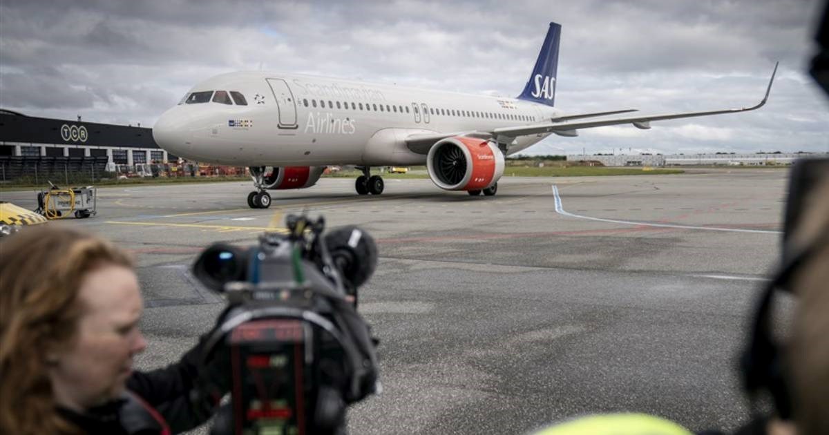 Avion švedskih nogometaša prisilno sletio. "Imamo 30 napuhanih lopti. Moramo stati"