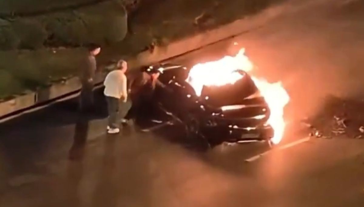 Fatalna nesreća Xiaomija SU7. Vrata se nisu otvorila, vozač poginuo i dionice pale