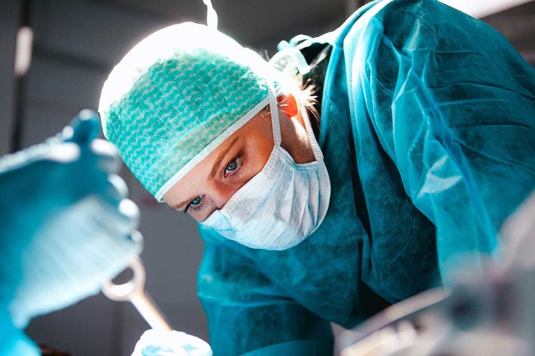 U Britaniji tijekom operacije kolegici kirurginji zario lice u grudi
