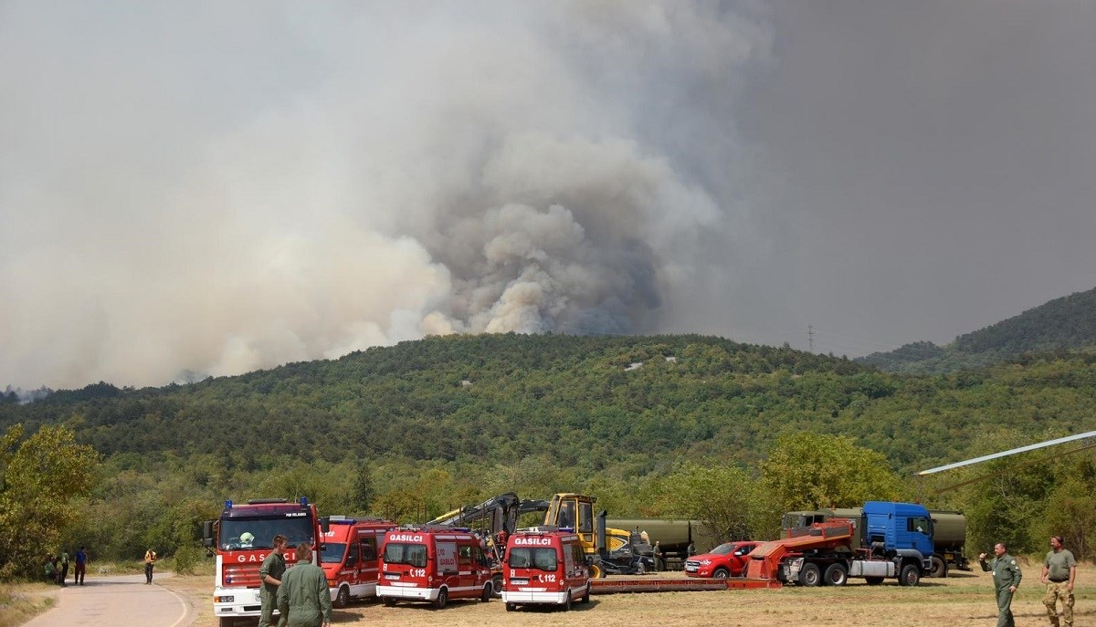 Požar u Sloveniji pod kontrolom. Objavljena snimka golemog aviona kako gasi vatru