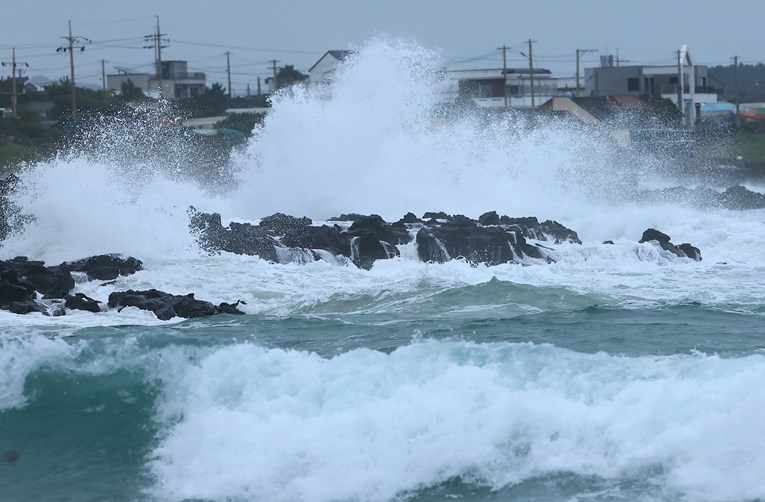 Tajfun u Japanu i Južnoj Koreji, otkazani svi letovi, vlakovi... Prijeti i nova oluja
