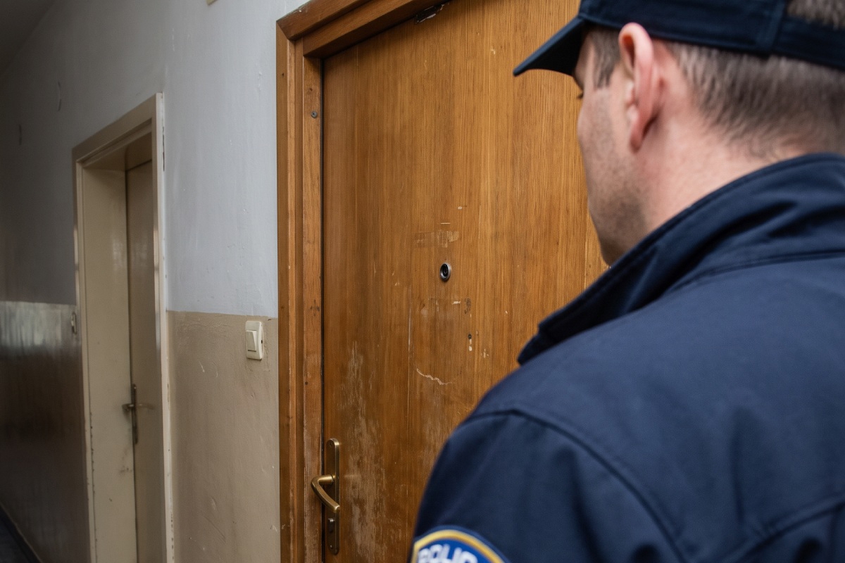 Policajac ušao ženi u stan, pokušavao je ljubiti, tražio njezin broj. Dobio uvjetnu