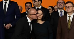 Grlićev neželjeni poljubac njemačkoj ministrici završio na BBC-ju: "Neugodno"