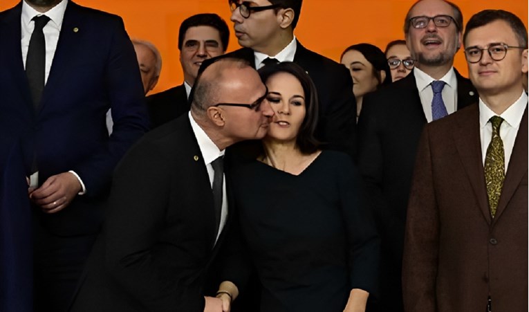 Grlićev neželjeni poljubac njemačkoj ministrici završio na BBC-ju: "Neugodno"