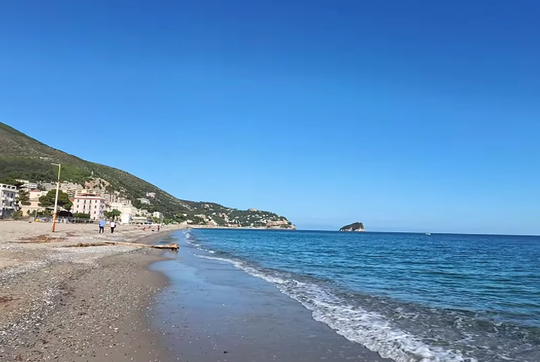 Časne od 1946. upravljaju plažom. Talijanski grad im želi oduzeti koncesiju