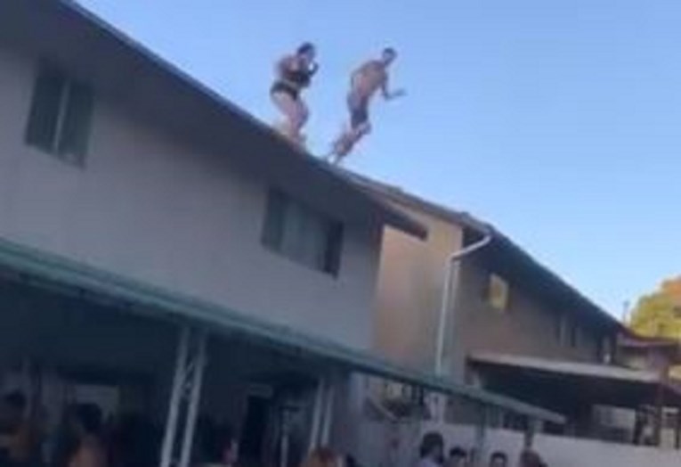 VIDEO Cura skakala s krova u bazen, bolno je i za gledati kako je završilo