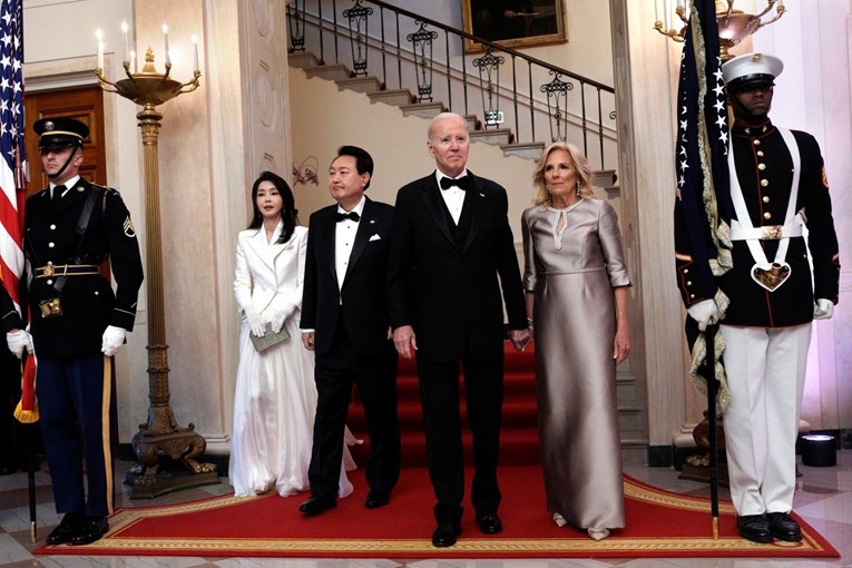 Predsjednik Južne Koreje zapjevao u Bijeloj kući pa oduševio Bidena i prvu damu