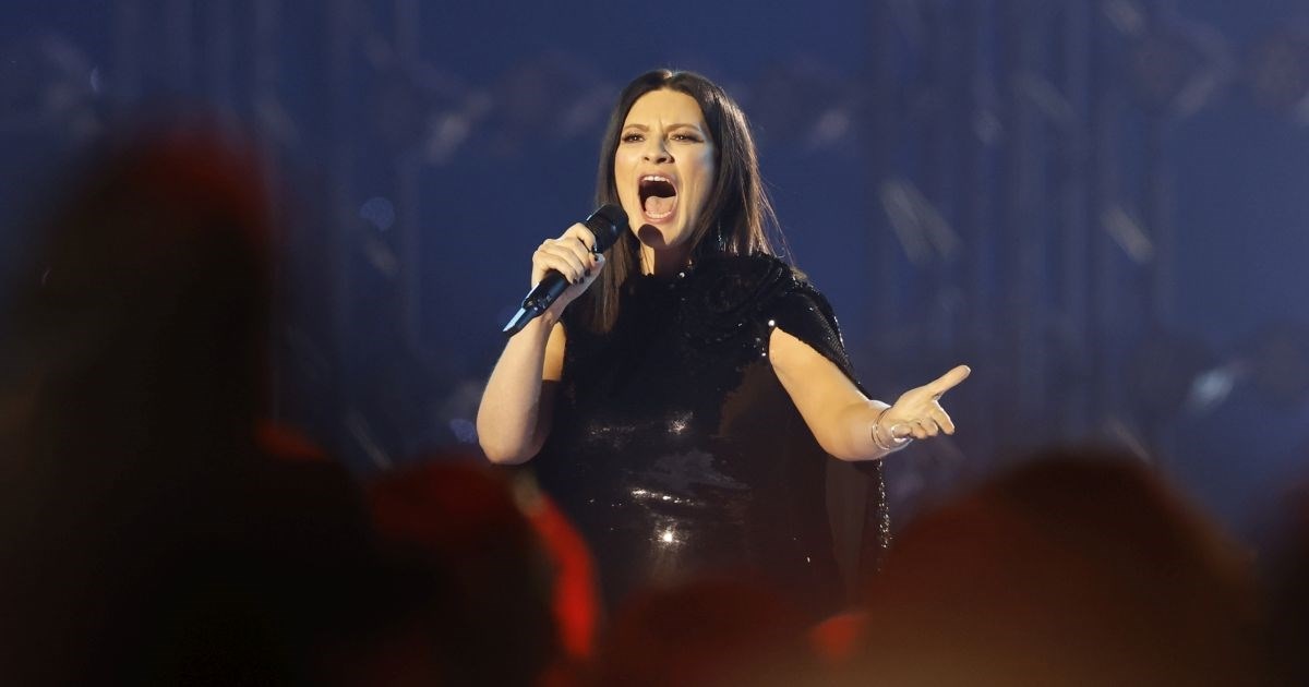 Na koncertu Laure Pausini u Parizu muškarac ispalio 17 hitaca iz pištolja