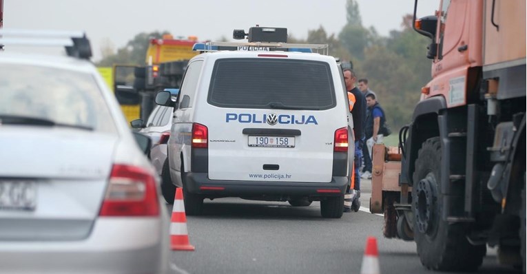 Nesreća kod Male Kapele. Sudarili se auto i cisterna za mlijeko, 2 žene su ozlijeđene