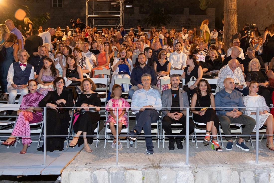 Andrej Plenković s kćeri Milom bio na premijeri predstave u Dubrovniku