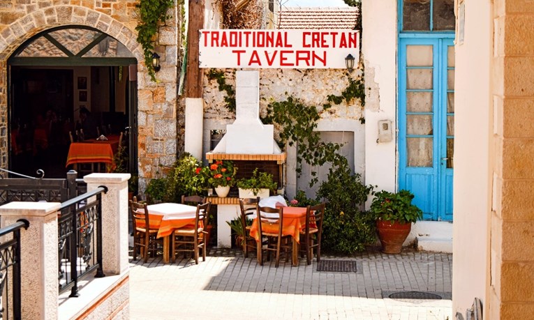 U Grčkoj se terase kafića i restorana otvaraju nakon šest mjeseci karantene