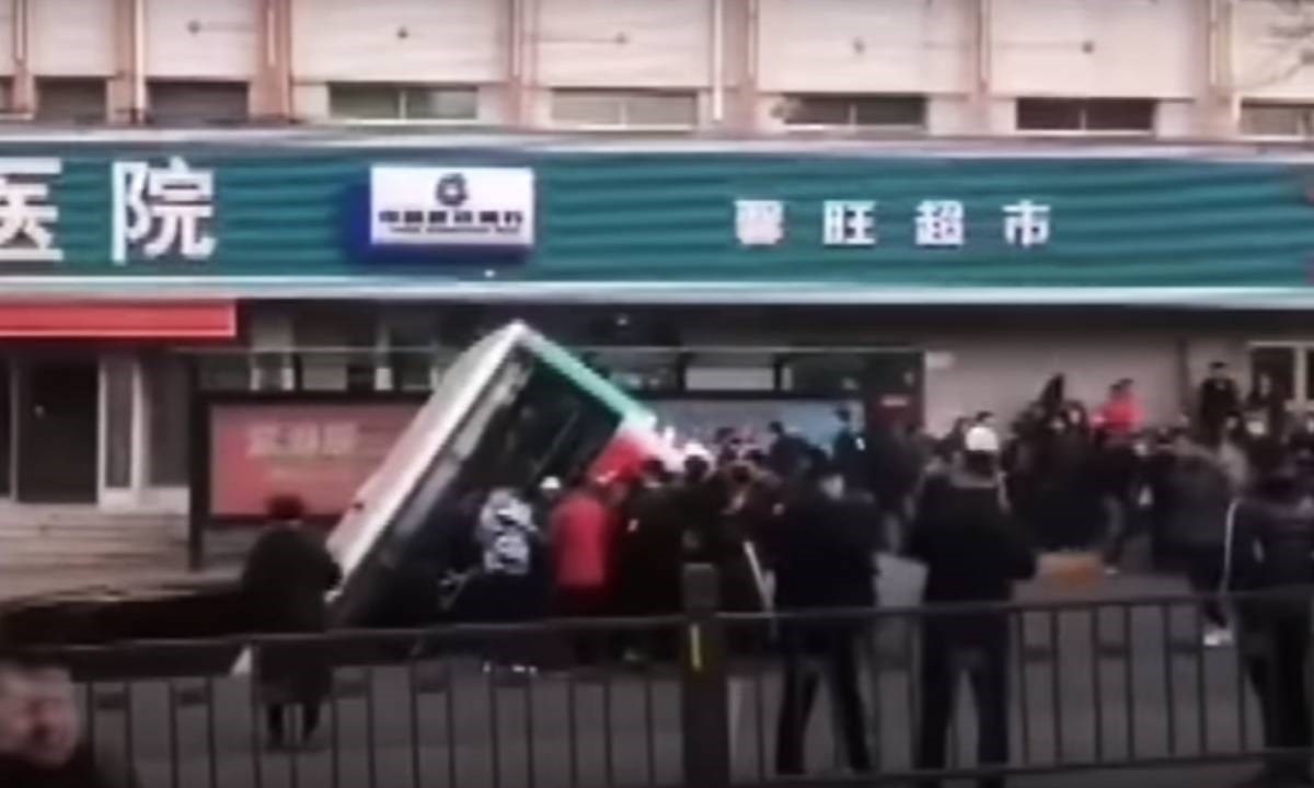 VIDEO U Kini se otvorila ogromna rupa na cesti. Progutala je autobus, 6 mrtvih