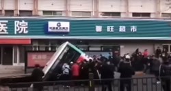 VIDEO U Kini se otvorila ogromna rupa na cesti. Progutala je autobus, 6 mrtvih